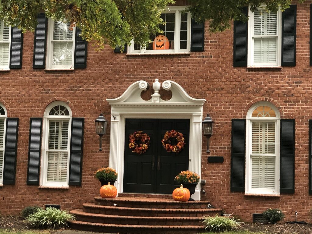 Autumn-themed décor makes this front yard festive. 