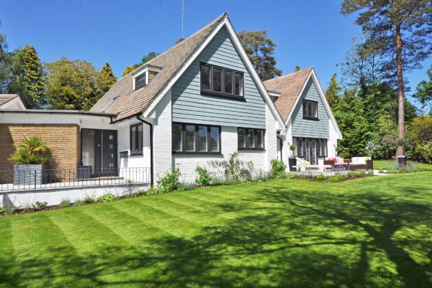 This well-kept home follows several of our top landscaping rules by using plants suited to the climate and by keeping the lawn lush and green.